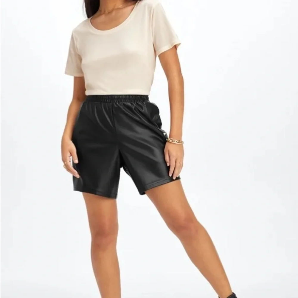Fabletics NWT Black Vegan Leather High-Waisted Shorts w/ Pockets Size XS
